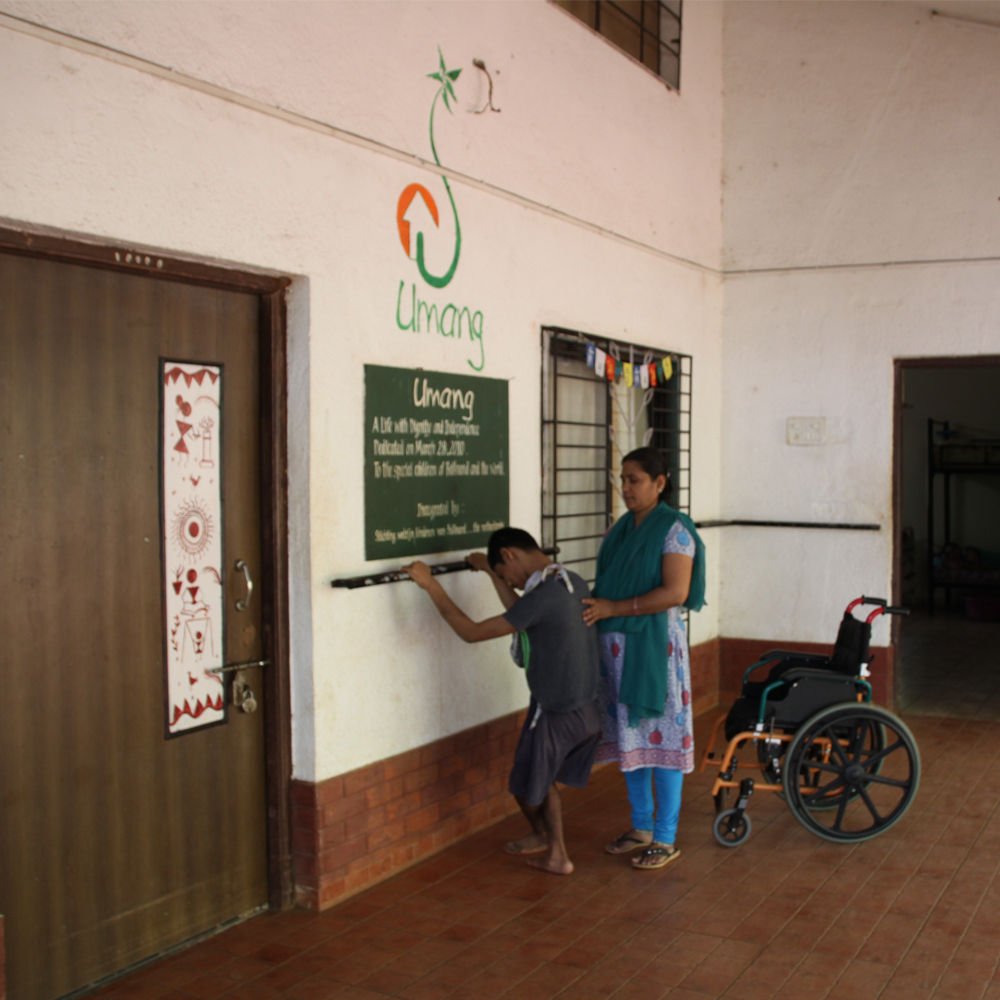 kishore-doing-physiotherapy-with-sheetal-at-umang-wwti